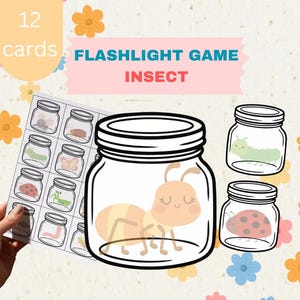 Può includere: Un colorato gioco educativo con l'illustrazione di un grande barattolo con un insetto, una carta con 12 illustrazioni di insetti in barattoli e due barattoli più piccoli con illustrazioni di insetti. Il testo "FLASHILGHT GAME INSECT" è visualizzato.