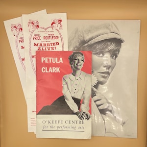 Peut inclure: Plusieurs affiches de théâtre et documents promotionnels vintage. Les affiches présentent les noms de "Vincent Price" et "Patricia Routledge" pour la comédie musicale "Married Alive!" et "Petula Clark". L'image comprend également un portrait en noir et blanc d'une femme.