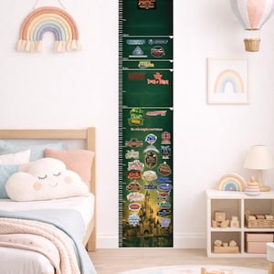 Puede incluir: Un adhesivo de pared de tabla de altura de Disneyland Paris con fondo verde oscuro, una escala de medición en centímetros y varios logotipos de atracciones como Indiana Jones, Tower of Terror y una ilustración central del castillo.