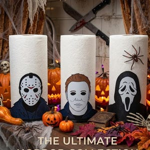 Puede incluir: Tres rollos de papel de cocina blancos con ilustraciones impresas de personajes icónicos de películas de terror. El rollo izquierdo muestra una máscara de hockey, el central una figura enmascarada pálida y el derecho una máscara gritando.