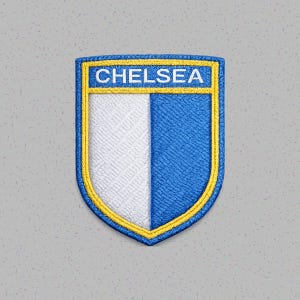 Puede incluir: Parche bordado con la palabra "CHELSEA" en blanco sobre fondo amarillo. El parche en forma de escudo presenta un diseño dividido verticalmente en blanco y azul, con un borde amarillo. Para ropa o accesorios.