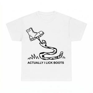 Puede incluir: Una camiseta blanca con un gráfico de líneas negras que muestra una serpiente lamiendo la suela de una bota militar. Debajo de la ilustración, el texto ACTUALLY I LICK BOOTS aparece en una fuente negra, negrita y sin remates.