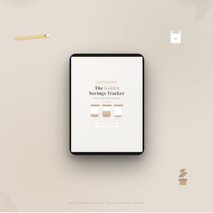 Op de afbeelding: Een digitale tablet toont "The Golden Savings Tracker" met drie potpictogrammen. Een potlood en kleine objecten zijn verspreid rond de tablet op een beige achtergrond. De tekst "Uw doelen. Uw tijdlijn. Uw vrijheid." staat onder de titel.
