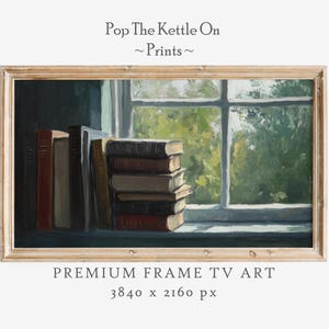 Op de afbeelding: Een ingelijste print met een stilleven van boeken op een vensterbank, met uitzicht op een groen, bladerrijk landschap. Het kunstwerk heeft een warm, neutraal kleurenpalet en bevat de tekst "Pop The Kettle On ~ Prints ~ PREMIUM FRAME TV ART 3840 x 2160 px".