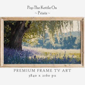 Puede incluir: Una impresión enmarcada de un paisaje con un árbol grande con ramas colgantes sobre un campo de flores azules y amarillas. La obra de arte está etiquetada como "Pop The Kettle On ~ Prints ~" y "PREMIUM FRAME TV ART 3840 x 2160 px".