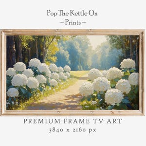 Op de afbeelding: Een ingelijste landschapsprint met een pad omzoomd door witte hortensiabossen. Het kunstwerk, met de tekst "Pop The Kettle On ~ Prints ~" bovenaan en "PREMIUM FRAME TV ART" onderaan, toont een zonnige tuinscène met een pad.