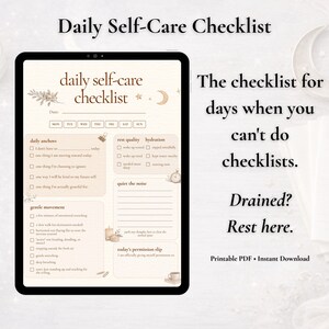 Peut inclure: Une liste de contrôle numérique de soins personnels affichée sur une tablette. La liste de contrôle comprend des sections pour les ancres quotidiennes, la qualité du repos, l'hydratation et les mouvements doux. Le texte à l'écran se lit : "La liste de contrôle pour les jours où vous ne pouvez pas faire de listes."