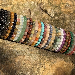 Armband av naturligt kristallpärlor, handgjort med polerade stenpärlor, minimalistiskt vardagssmycke för alla tillfällen