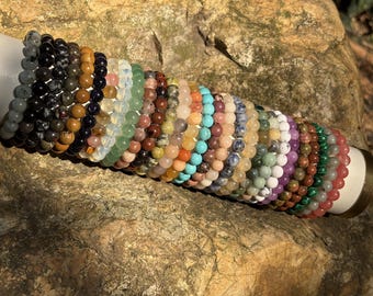 天然クリスタルビーズブレスレット。磨き上げられた石ビーズで手作り。どんなシーンにも合うミニマルな日常使いのジュエリーギフト。