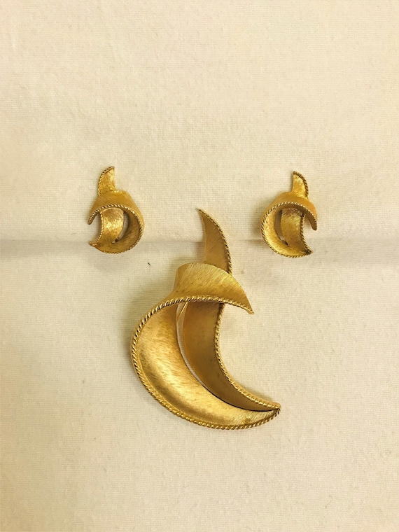 Vintage Trifari Brooch and Clip-on Earring Set - image 1