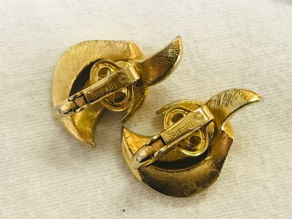 Vintage Trifari Brooch and Clip-on Earring Set - image 6