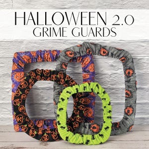 Peut inclure: Garde-saletés Halloween 2.0 de différentes tailles et motifs. Les gardes présentent des motifs sur le thème d'Halloween, notamment des citrouilles, des toiles d'araignées et des chats noirs. Les couleurs incluent le noir, l'orange, le violet, le gris et le vert.