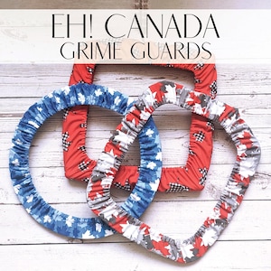 Peut inclure: Trois protège-saletés circulaires et carrés avec des motifs de feuilles d'érable canadiennes. L'un est bleu avec des feuilles blanches, un autre rouge avec des carreaux noirs et blancs, et le troisième est rouge, blanc et gris. Le texte "EH! CANADA GRIME GUARDS" est en haut.