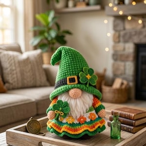 Può includere: Un set di tre tazze in ceramica con una glassa screziata color crema. Ogni tazza presenta un design dipinto a mano diverso: una foglia blu e verde, un fiore giallo e arancione e una bacca rossa e rosa. Le tazze hanno una forma semplice e arrotondata.