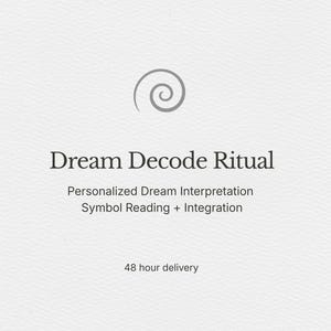 Op de afbeelding: Een lichtgrijze afbeelding met de woorden "Dream Decode Ritual" en een spiraalontwerp. De tekst hieronder luidt "Gepersonaliseerde droominterpretatie Symboollezing + Integratie". De onderste tekst luidt "48 uur levering".
