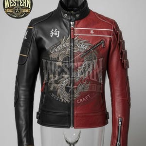 Könnte beinhalten: Zweifarbige Lederjacke, links schwarz und rechts rot, mit einem Drachendesign. Die Jacke hat einen Stehkragen, einen Reißverschluss und mehrere Reißverschlusstaschen. Der Text "The Western Craft" ist sichtbar.