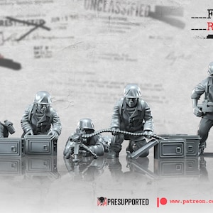 Może przedstawiać: Szare miniaturowe figurki żołnierzy w pozach bojowych, z karabinami maszynowymi i skrzyniami z amunicją. Tło zawiera tekst, w tym "February Release" i "Unclassified". Widoczne jest również logo War Bear Studios.