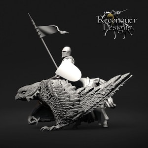 Peut inclure: Sculpture en niveaux de gris d'un chevalier sur un griffon, tenant un drapeau. Le griffon a de grandes ailes et une tête d'oiseau. Le chevalier porte un casque et un bouclier. Le logo "Reconquer Designs" est en haut à droite.