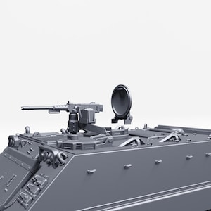 Puede incluir: Un vehículo militar gris con una ametralladora montada y un foco circular. El vehículo tiene un diseño cuadrado con varias escotillas y detalles. La imagen es un primer plano de la parte superior del vehículo.