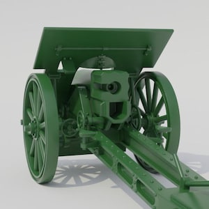 Puede incluir: Modelo verde de un cañón de artillería antiguo. Presenta grandes ruedas de radios, un escudo protector y detalles mecánicos intrincados. El diseño sugiere un tema histórico o militar. El cañón mide aproximadamente 200 cm de largo.