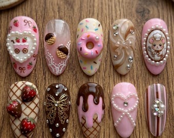 Uñas postizas de lujo con diseño de donut 3D de fresa rosa coqueta y adorable estilo panadería.