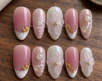 Uñas postizas de lujo Mermaidcore Pink con diseño 3D de flor de perla Aurora y concha. Uñas personalizadas.