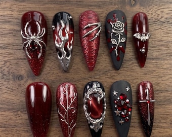 Uñas postizas de lujo con diseño de vampiro gótico, araña plateada en 3D y purpurina roja.