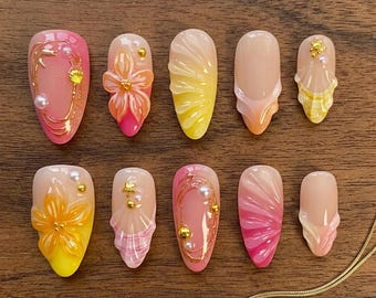 Uñas postizas 3D con diseño floral de puesta de sol, lujosas uñas postizas con diseño de conchas marinas en rosa y amarillo.