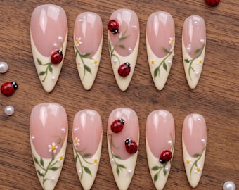 Uñas postizas Ladybug Garden de lujo con flores en 3D, estilo cottagecore.