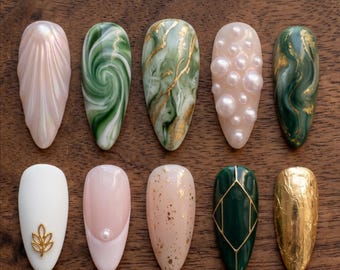 Uñas postizas de lujo color verde jade con diseño 3D Aurora Shell Pearl y acabado mármol dorado.