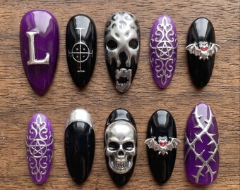 Uñas postizas de lujo estilo gótico Witchcore con calavera plateada en 3D y murciélago morado.