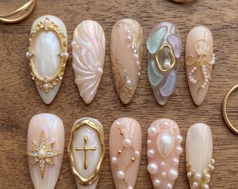 Uñas postizas de lujo con perlas, diseño 3D dorado barroco con conchas, ideales para bodas y novias.