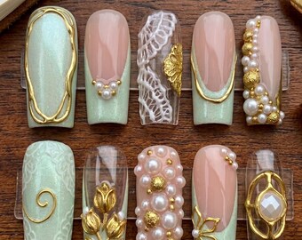 Uñas postizas de lujo color verde menta con encaje de perlas barrocas doradas en 3D para bodas.