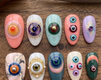 Uñas postizas de lujo con diseño de ojo turco, talismán surrealista 3D y uñas personalizadas celestiales.