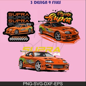 Può includere: Un set grafico digitale con tre illustrazioni di un'auto sportiva Toyota Supra arancione con decalcomanie laterali verdi. Il testo include 3 DESIGN 9 FILES, SUPRA, STREETWEAR e PNG-SVG-DXF-EPS. I design dell'auto mostrano vari angoli e stili.