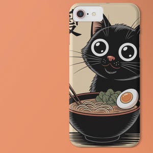 Puede incluir: Funda de teléfono con un gato negro de dibujos animados con ojos grandes y nariz rosa, mirando un cuenco de ramen. El cuenco de ramen es negro y el fondo es beige con texto japonés.