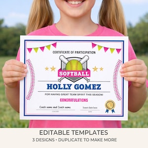 Puede incluir: Un certificado de participación de softbol, sostenido por una persona. El certificado presenta un gráfico de softbol, el nombre "HOLLY GOMEZ" y el texto "FOR HAVING GREAT TEAM SPIRIT THIS SEASON!". Tiene bordes rosas y azules y el texto "EDITABLE TEMPLATES".