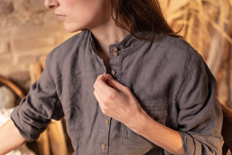 Discover the VILLAGE linen shirt for women – a loose and classic summer staple with a stylish stand collar, perfect for your boho-inspired look.