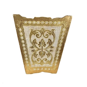 Può includere: Un cartello in legno rustico con la scritta "Welcome to our home" in lettere bianche. Il cartello presenta una finitura invecchiata, ideale per l'arredamento dell'ingresso.