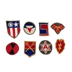 Peut inclure: Ensemble de huit écussons brodés avec divers motifs de style militaire. Les écussons présentent une gamme de couleurs, dont le rouge, le bleu, le vert et l'or, et présentent des étoiles, des rayures et d'autres emblèmes. Pour uniformes ou collection.