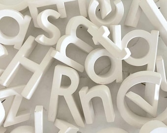 Vintage witte keramische punaisebrieven uit de jaren 40 en 50, meer dan 225 stuks // 2" hoog