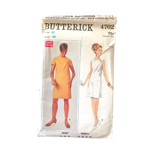 Op de afbeelding: Vintage naaipatroon voor een jurk, Butterick 4702, met maat 42 en borstomvang 46. Het patroon bevat twee stijlen, een met korte mouwen en een mouwloos. Het patroon kost 75 cent.