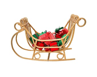 Vintage 70er Jahre Rattan Schlitten Weihnachtsdekoration Tischdekoration mit Geschenken