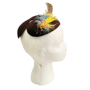 Vintage 1940er 50er Jahre Chelton Damen Brauner Filz Fascinator Hut mit Feder