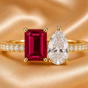 Toi et Moi Rubin-Moissanit-Ring, 14 Karat Gelbgold-Ring mit zwei Steinen, achteckiger Verlobungsring mit birnenförmigem Rubin-Moissanit, Zweisteinring