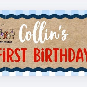 Peut inclure: Bannière rectangulaire avec un fond à carreaux bleu et blanc. La bannière présente le texte "Collin's FIRST BIRTHDAY" en blanc et rouge. Illustrations : écrevisses rouges, maïs, citrons et une marmite.