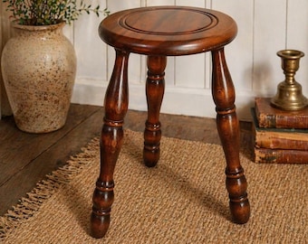 Vintage Holzblumenständer, runder Beistelhocker, rustikaler Beistelltisch