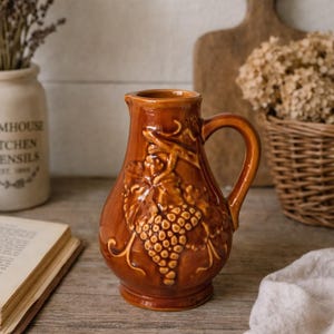 Vintage französischer Keramikkrug, Traubenmotiv-Keramikkrug, rustikale braun glasierte Vase