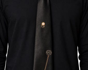 Cravatta nera minimalista con spilla a stella dorata e segno zodiacale Capricorno, cravatta con messaggio astrologico, elegante regalo ispirato a Saturno per lui