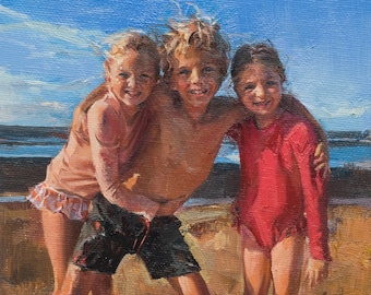 Könnte beinhalten: Drei Kinder, zwei Mädchen und ein Junge, stehen am Strand. Der Junge steht in der Mitte und hat seine Arme um die Mädchen gelegt. Das Mädchen links trägt ein rosa-weißes Kleid, und das Mädchen rechts trägt einen roten Badeanzug. Der Junge trägt schwarze Shorts. Der Hintergrund ist ein blauer Himmel und ein Sandstrand.